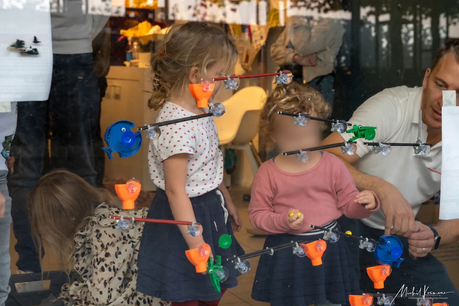 Kinderen bouwen en experimenteren met kleurrijke materialen